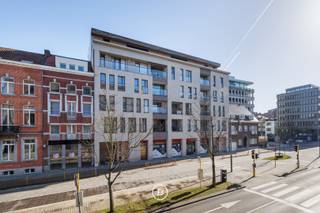 Dit uitzonderlijk ruime appartement van ca. 220 m² biedt een zeldzame combinatie van volume, licht en rust, midden in de stad. De architectuur is...