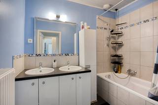 Ruime gezellige eengezinswoning te Erembodegem met een zeer vlotte bereikbaarheid: openbaar vervoer(trein, bus), school, winkels ... Deze woning werd grotendeels gerenoveerd in 2011-2012. Zij beschikt over alle comfort! Zij is als volgt ingedeeld: - gelijkvloers: heel ruime inkomhal met inbouwkasten, leefruimte met aansluitend de hedendaagse volledig ge-equipeerde keuken, reeds 1 slaapkamer met doucheruimte en toilet, het waslokaal en de veranda - op de verdieping: nachthal met haar drie slaapkamers, badkamer en toilet. Vanuit de nachthal is de geïsoleerde zolder te bereiken dmv een vaste trap. Deze biedt heel wat opbergruimte. Vanuit de veranda en de slaapkamer op het gelijkvloers heeft men toegang tot het terras en de grote tuin. U zoekt een mooie en comfortabele woning met gevoel van ruimte en achterliggend een beetje groen? Dan kan deze u waarschijnlijk bekoren! Bij interesse aarzel niet ons te contacteren via affligem@immoaccenta.be.