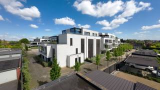 <span><span>Welkom in <strong>Residentie Serengeti</strong>. Deze prachtige nieuwbouwrealisatie is een begrip voor <strong>kwaliteit</strong> en <strong>design</strong> in een oase van groen en rust te Ieper.<br /><br />In deze residentie geniet u van alle <strong>rust en privacy</strong> en toch ligt het <strong>centrum van Ieper op wandelafstand</strong>. De opvallende designarchitectuur met de hoge raampartijen en gedetailleerde afwerkingen maken dit project echt uniek. Bovendien beschikken alle appartementen over de meest moderne en ecologische technieken. Zo krijgt elk appartement <strong>vloerverwarming in combinatie met een warmtepomp</strong>.<br />De site is ook voorzien van een zeer mooi aangelegde <strong>groenzone</strong> met daaronder een kelderverdieping. Hier vindt u heel wat <strong>bergingen, autostaanplaatsen en garageboxen</strong>.<br />Al deze troeven maken van Residentie Serengeti een opportuniteit voor zowel eigen woonst als investering.<br /><br /><u><em><strong>Indeling:</strong></em></u><br />Het gebouw beschikt over diverse types appartementen, verdeeld over 5 verschillende ingangen. Zowel voor alleenstaanden als gezinnen zijn heel wat mogelijkheden binnen ons aanbod.<br /><br />Er zijn nog een beperkt aantal <strong>éénslaapkamerappartementen</strong> beschikbaar op de eerste en tweede verdieping. Deze appartementen hebben telkens een aangename leefruimte met open keuken en toegang tot een breed leefterras. De badkamer wordt uitgerust met inloopdouche en in de inkomhal is een apart gastentoilet voorzien.<br />Vervolgens zijn er nog enkele stijlvolle <strong>appartementen met 2 slaapkamers</strong> te koop. Hier zijn meerdere varianten beschikbaar: kant Ieper, kant binnentuin, met 2 badkamers, etc. Alle appartementen beschikken over een ruim leefterras.<br />Ten slotte beschikt Residentie Serengeti ook over een aantal <strong>luxueuze penthouseappartementen</strong> die vanop de derde verdieping een prachtig zicht bieden over Ieper. Elke penthouse beschikt over een royaal terras. Er zijn nog een paar varianten beschikbaar, steeds gekenmerkt door een strakke stijl en uitmuntende afwerkingsmogelijkheden.<br /><br />Bij heel wat appartementen heeft u momenteel nog <strong>vrije keuze voor de afwerking</strong>.<br /><br /><u><em><strong>Wat maakt Serengeti uniek?</strong></em></u></span></span>
<ul>
	<li><span><span><strong>Toplocatie</strong>: gelegen in een groene, rustige omgeving en toch dicht bij Ieper centrum;</span></span></li>
	<li><span><span><strong>diverse types appartementen</strong> beschikbaar;</span></span></li>
	<li><span><span>strak design en hoge kwaliteit;</span></span></li>
	<li><span><span><strong>ruime leefterrassen</strong> per appartement;</span></span></li>
	<li><span><span>energiezuinige technieken (<strong>warmtepomp + vloerverwarming</strong>);</span></span></li>
	<li><span><span><strong>vrije keuze voor de afwerking</strong> van uw appartement;</span></span></li>
	<li><span><span>ondergrondse bergingen, staanplaatsen en garageboxen;</span></span></li>
	<li><span><span>prima geschikt voor eigen woonst of als investering.</span></span></li>
</ul>
<span><span>Bent u op zoek naar een appartement omgeven door groen en vlakbij het centrum van Ieper? Bel ons op <strong>057 797 500</strong> of mail naar <strong>ieper@diksimmo.be</strong> .</span></span>