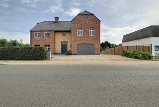 Mooie villa gelegen te Overijse, 12 are, perfect afgewerkt. Gelijkvloers: inkomhal (9m²) met apart toilet, 47m² living met toegang tot terras...