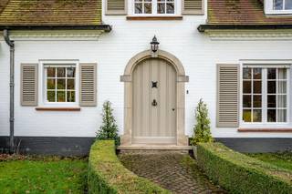 In the Waaroost Park, this characterful villa is located on a spacious plot of 3,904 m² and offers a unique combination of classic grandeur and...