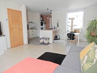 Op wandelafstand van het centrum kunt u deze totaal gerenoveerde en knusse woning terugvinden met gezellig terras, tuintje en uitweg met poortje voor fiets die uitkomt in de Weggevoerdenstraat.<br />Er is heel wat gratis parkeergelegenheid in de buurt.<br /><br />Indeling:<br />GV: inkomhal - woonkamer met centrale verwarming gas - open keuken met elektrisch koken, dampkap, koelkast, vaatwas, combi-oven, spoelbak - washoek/bergruimte - kleine kelderberging - apart toilet.<br /><br />1e V: nachthal - 2 ruime slaapkamers met centrale verwarming gas - badkamer met lavabomeubel, bad, inloopdouche en toilet - kleine berging.<br /><br />2e V: geïsoleerde zolder.<br /><br />Algemeen:<br />- EPC 285 - label C<br />- Bewoonbare oppervlakte: 91 m²<br />- Overal dubbel glas<br />- Wifi aanwezig<br />- Lichtarmaturen aanwezig<br />- Overal rolluiken<br />- American store blijven aanwezig<br />- Vrij vanaf 01/09/2026<br /><br />Huurprijs: € 785/maand.<br /> 
