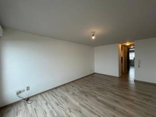 <p>Op een uitstekende locatie ter hoogte van de <strong>Willekensmolenstraat nummer 20 te Hasselt</strong>, vlak bij het stadscentrum, bevindt zich dit verzorgd appartement op de tweede verdieping met een bewoonbare oppervlakte van circa <strong>50 m²</strong> (bron: EPC).</p>
<p>Het appartement beschikt over een lichtrijke leefruimte met <strong>nieuwe vloerbekleding</strong>, een open keuken uitgerust met een nieuw elektrisch kookvuur met oven, dampkap en koelkast, een comfortabele slaapkamer en een badkamer voorzien van een badkamermeubel en een bad. Verwarming op elektrische convectoren.</p>
<p>Dankzij de centrale ligging geniet u van een vlotte bereikbaarheid en bevinden winkels, horecazaken en warenhuizen zich op wandelafstand. Daarnaast ligt de op- en afrit van de snelweg op slechts <strong>2,2 km</strong>, wat zorgt voor een uitstekende verbinding met de omliggende regio.</p>
<p>Kenmerken:</p>
<ul>
<li>Gunstig <strong>EPC-label C </strong></li>
<li>Lift aanwezig in het gebouw</li>
<li>Lage gemeenschappelijke kosten</li>
<li>Verwarming via convectoren</li>
<li>Voldoende parkeergelegenheid in de directe omgeving</li>
<li>Mogelijkheid om over te schakelen op verwarming met warmtepomp</li>
<li>Ideale als investering of voor starters</li>
<li>Momenteel reeds verhuurd</li>
</ul>
<strong>Vraagprijs: € 162.000</strong><br />
<p>Bent u op zoek naar een betaalbare eigendom op een toplocatie in Hasselt of een interessante investering met onmiddellijk rendement? Neem dan gerust contact met ons op voor meer informatie of een bezoek ter plaatse.</p>