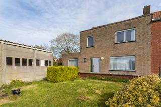 Gullegem: Te renoveren woning aan de stadsrand van Gullegem!Dit ruime huis biedt een uitstekende renovatiekans en vormt de ideale basis voor een...