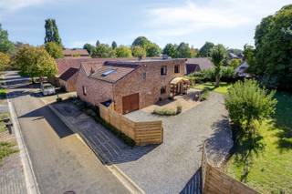 <p><span><strong>TE KOOP: Uniek woon- en investeringspand met ruime woning en 6 verhuurde studio’s te Heusden-Zolder!</strong></span><br /><span>Sommige eigendommen laten zich moeilijk in één vakje plaatsen. Dit bijzondere geheel in Lindeman combineert een zeer ruime gezinswoning met 6 afzonderlijke en momenteel verhuurde studio’s, samen goed voor ongeveer 423 m² bewoonbare oppervlakte.</span><br /><span>Dat maakt het pand interessant voor verschillende types kopers. Wie op zoek is naar een ruime eigen woning kan hier comfortabel wonen en tegelijk genieten van de bestaande huurinkomsten uit de studio’s. Voor een investeerder biedt het geheel dan weer de mogelijkheid om naast de zes reeds verhuurde entiteiten ook de ruime hoofdwoning als bijkomende verhuureenheid te benutten.</span><br /><span>Het resultaat is een eigendom met een bijzondere combinatie van wonen, ruimte en rendement, op een totale grondoppervlakte van 16a 39ca.</span><br /><span><i>Het gebouw</i></span><br /><span>Het gebouw dateert oorspronkelijk uit 1947 en deed vroeger dienst als welzijnsgebouw van de mijn. In de jaren ’90 werd het geheel grondig gerenoveerd en omgevormd tot de huidige indeling met een ruime hoofdwoning en zes afzonderlijke studio’s.</span><br /><span>De woning zelf heeft een bewoonbare oppervlakte van ca. 235 m² en biedt bijzonder veel leefruimte. Op het gelijkvloers bevinden zich onder meer een ruime leef- en eetkamer, een volledig ingebouwde keuken met aansluitende berging en een bijkomende kamer die perfect kan worden ingericht als bureau, praktijkruimte of vijfde slaapkamer.</span><br /><span>Op de eerste verdieping bevinden zich vier volwaardige slaapkamers en de badkamer met ligbad, douche, toilet en dubbele lavabo.</span><br /><span>Een bijkomende troef is de zeer ruime inpandige garage, aangevuld met verschillende praktische nevenruimtes.</span><br /><span>Ook buiten ontbreekt het niet aan ruimte. Het eigendom beschikt over een grote oprit, een ruim terras, een aangename tuin en een tuinhuis.</span><br /><span>Naast de hoofdwoning bevinden zich 6 afzonderlijke studio’s, die momenteel allemaal verhuurd zijn en dus onmiddellijk voor bestaande huurinkomsten zorgen.</span><br /><span>De studio’s hebben elk een oppervlakte van ongeveer 30 tot 37 m² en zijn praktisch ingericht met een open leef- en slaapruimte met keuken, aangevuld met een afzonderlijke sanitaire ruimte met douche en toilet.</span><br /><span>Het eigendom beschikt bovendien over zonnepanelen met groenestroomcertificaten.</span><br /><span><strong>Ligging:</strong></span><br /><span>Het eigendom is gelegen in Lindeman, Heusden-Zolder, een omgeving die historisch sterk verbonden is met het Limburgse mijnverleden en vandaag uitgegroeid is tot een aangename woonomgeving.</span><br /><span>De woning zelf is bovendien gelegen in een doodlopende straat, wat zorgt voor weinig doorgaand verkeer en een rustige woonomgeving. Aan het einde van de straat gaat de verbinding over in een fiets- en wandelpad richting het omliggende groen en de bosrijke omgeving. Hierdoor vertrek je van aan de woning meteen te voet of met de fiets richting verschillende wandel- en fietspaden.Het pand bevindt zich vlak bij La Cantina en geniet van een rustige ligging met tegelijk een goede verbinding naar de omliggende kernen.</span><br /><span>Dagelijkse voorzieningen zoals winkels, scholen, horeca en andere diensten zijn vlot bereikbaar. Ook het centrum van Heusden-Zolder en de omliggende gemeenten zijn eenvoudig bereikbaar.</span><br /><span>Dankzij de nabijheid van de belangrijkste verbindingswegen is er bovendien een vlotte aansluiting richting onder meer Beringen, Hasselt en de E314.</span><br /><span>De combinatie van een rustige woonomgeving en een goede bereikbaarheid maakt de locatie zowel aantrekkelijk voor eigen bewoning als voor verhuur.</span><br /><span><i><strong>Indeling woning:</strong></i></span><br /><span>Gelijkvloers: Inkomhal, apart toilet, ruime leef- en eetkamer, volledig uitgeruste keuken, aansluitende berging en slaapkamer/bureau/praktijkruimte.</span><br /><span>Eerste verdieping: Overloop, 4 slaapkamers en badkamer met ligbad, douche, toilet en dubbele lavabo.</span><br /><span>Buiten en bijgebouwen: Ruim terras, tuin, tuinhuis, grote oprit en zeer ruime inpandige garage met verschillende bijkomende ruimtes.</span><br /><span><i><strong>Indeling studio’s:</strong></i></span><br /><span>Elke studio beschikt over: Open leef- en slaapruimte, open keuken en afzonderlijke badkamer met douche en toilet.</span><br /><span><strong>Troeven:</strong></span><br /><span>- Bijzonder en veelzijdig vastgoed!</span><br /><span>- Ongeveer 423 m² totale bewoonbare oppervlakte!</span><br /><span>- Ruime hoofdwoning van ca. 235 m²!</span><br /><span>- 6 afzonderlijke en reeds verhuurde studio’s!</span><br /><span>- Studio’s van ca. 30 tot 37 m²!</span><br /><span>- Bestaande huurinkomsten vanaf de aankoop!</span><br /><span>- Interessant voor zowel eigen bewoning als investering!</span><br /><span>- Mogelijkheid om ook de hoofdwoning te verhuren!</span><br /><span>- 4 slaapkamers + extra kamer op het gelijkvloers!</span><br /><span>- Zeer ruime inpandige garage met bijkomende ruimtes!</span><br /><span>- Grote oprit!</span><br /><span>- Ruime tuin met terras!</span><br /><span>- Zonnepanelen met groenestroomcertificaten!</span><br /><span>- Totale grondoppervlakte van 16a 39ca!</span><br /><span><strong>Kanadastraat 10: </strong></span><br /><span><strong>EPC D met certificaatnummer 20260915-0003955110-RES-1</strong></span><br /><span><strong>Eikenstraat 40:</strong></span><br /><span><strong>Bus 1: EPC C met certificaatnummer 20190813-0002185373-RES-2</strong></span><br /><span><strong>Bus 2: EPC C met certificaatnummer 20190813-0002185409-RES-1</strong></span><br /><span><strong>Bus 3: EPC C met certificaatnummer 20190813-0002185428-RES-2</strong></span><br /><span><strong>Bus 4: EPC C met certificaatnummer 20190813-0002185431-RES-1</strong></span><br /><span><strong>Bus 5: EPC D met certificaatnummer 20190813-0002185511-RES-1</strong></span><br /><span><strong>Bus 6: EPC C met certificaatnummer 20190813-0002185506-RES-2</strong></span><br /><span><strong>G-score: A</strong></span><br /><span><strong>P-score: A</strong></span><br /><span><strong>Stedenbouwkundige info: woongebied – bouwvergunning – geen voorkooprecht </strong></span><br /><span><strong>Bron bewoonbare oppervlakte EPC</strong></span></p>