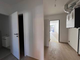 In een centraal gelegen nieuwbouwproject met 3 appartementen wordt dit gelijkvloerse éénslaapkamerappartement afgewerkt tegen juli 2026. Het lichte, energiezuinige appartement beschikt over vloerverwarming en zonnepanelen en wordt afgewerkt met kwaliteitsvol materiaal. Vanuit de hal toegang naar de slaapkamer vooraan, apart gastentoilet, badkamer met inloopdouche en badmeubel, ruime woonkamer met open keuken (alle inbouwtoestellen voorzien). Groot terras, zuid- zuidwest gerichte tuin en ruime tuinberging. Alle winkels en diensten op loopafstand. Geen lift. Provisie gemeenschappelijke kosten 25 euro per maand. Voor verdere informatie of een plaatsbezoek kan u contact opnemen via info@batimmo-vastgoed.be