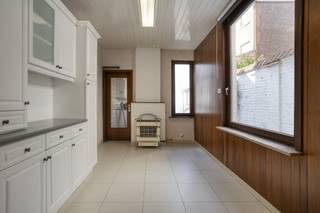 De woning heeft veel karakter en potentieel om getransformeerd te worden tot een moderne gezinswoning. Gelegen in de rustige Sint-Clarastraat, met de Gistfabriek en de Langerei om de hoek, bevindt het zich in een levendige buurt. Dit huis is te koop en biedt een unieke gelegenheid om te wonen in Brugge en het geheel naar eigen smaak in te richten. De locatie is uitstekend, dicht bij het stadscentrum en het station van Brugge, met een vlotte verbinding naar de ring en invalswegen.Indeling:Gelijkvloers: - Ruime inkomhal - Woonkamer- Eetkamer- Keuken - Tuin/ terrasEerste verdieping:- Nachthal- 3 slaapkamers- BadkamerTweede verdieping:- 4de slaapkamer- Zolderkamer