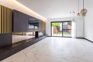 OPENDEUR ZATERDAG 26/9 van 13u tot 16u. Bezoek op afspraak.<br /><br />Deze prachtige woning combineert de charme van authentieke art-deco-elementen met hedendaags wooncomfort. De karaktervolle gevel en het balkon, geven de woning een unieke uitstraling. De woning werd volledig gerenoveerd met oog voor kwaliteit, comfort en energiezuinigheid.<br /><br />Gelegen in Deurne, nabij het Rivierenhof, winkels, scholen, openbaar vervoer en het Wijnegem Shopping Center. Een centrale ligging met alle dagelijkse voorzieningen binnen handbereik.<br /><br />Via de ruime inkomhal betreedt u de woning. De royale en lichtrijke leefruimte biedt volop plaats voor een zitkamer en eetkamer. De open keuken vormt een echte eyecatcher met haar stijlvolle kookeiland, ruime opbermogelijkheden en hoogwaardige geïntegreerde toestellen van Miele en Smeg. Op het gelijkvloers bevindt zich eveneens een eerste badkamer.<br /><br />Een absolute troef is de zuidgerichte tuin, die rechtstreeks toegankelijk is vanuit de leefruimte. Hier geniet u de hele dag van de zon.<br /><br />De 1ste verdieping is voorzien van een mooie parketvloer en omvat 3 slaapkamers, waarvan één met rechtstreekse toegang tot het charmante balkon. Daarnaast beschikt deze verdieping over een 2de badkamer en diverse praktische maatkasten, waaronder aansluitingen voor wasmachine en droogkast.<br /><br />De volledig afgewerkte en verwarmde kelder biedt extra ruimte en een aparte voorraadkamer. Alle aanwezige meubels zijn inbegrepen in de verkoopprijs.<br />EPC B- P- & G-score B-Stedenbouw in aanvraag