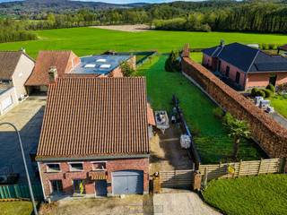 CHARMANTE WONING met OMHEINDE TUIN, VRIJ UITZICHT en GARAGE op een BOOGSCHEUT van het STADSCENTRUM. Deze VERDER AF TE WERKEN GEZINSWONING...