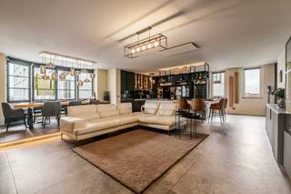 <p>Welkom in het prestigieuze Koninklijk Entrepot, waar wonen en verfijning hand in hand gaan. Dit schitterende appartement biedt u een unieke kans om te genieten van een leven in pure luxe, met een fenomenaal uitzicht op het iconische MAS.<br />Indeling: <br />Welkom op de zesde verdieping van dit prachtige gebouw. Kom binnen langs de royale inkomhal en betreed de open leefruimte, dewelke een loftgevoel ademt. Elke hoek van dit appartement is ontworpen met oog voor detail, wat resulteert in een exclusieve sfeer die elke verwachting overtreft. De open leefkeuken vormt het kloppende hart van het appartement. Met een gigantisch kookeiland, afgewerkt in luxueus marmer, is dit niet alleen een functionele ruimte, maar ook een stijlvolle ontmoetingsplek. Het eiland is perfect om aan te zitten, ideaal voor gezellige diners of een ontspannen ontbijt. De keuken is volledig uitgerust met hoogwaardige toestellen die het koken tot een waar genot maken.<br />Met drie ruime slaapkamers biedt dit appartement niet alleen stijl, maar ook comfort en rust. De badkamer, een ware wellnessoase, beschikt over een losstaand bad, een inloopdouche en een privé sauna. Hier begint en eindigt elke dag in absolute ontspanning. Daarnaast is er een handige wasplaats en een aparte berging, zodat functionaliteit naadloos samengaat met elegantie.<br />Tot slot behoort er een autostaanplaats bij het appartement en is er een afgesloten fietsenstalling voorzien. Mogelijkheid tot het huren van een extra garagebox.<br />Dit is uw kans om een thuis te creëren op een van de meest begeerde locaties in Antwerpen. Neem contact met ons op voor meer informatie of een exclusieve rondleiding. Wonen in het Koninklijk Entrepot is wonen in ongekende luxe.</p>