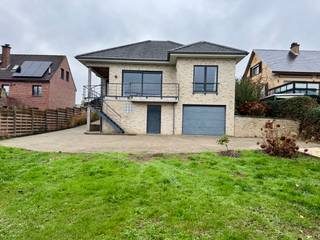 <p>Gelegen in een rustige en residentiële buurt, op korte afstand van het centrum van Overijse, vindt u deze prachtige villa in goede staat.</p>
<p> </p>
<p>De woning beschikt over een zeer aangename en functionele indeling met een <strong>ruime inkomhal</strong>, een <strong>lichtrijke woonkamer met open haard</strong>, een <strong>super uitgeruste keuken met eethoek</strong> die bovendien aansluit op de eetkamer en een <strong>praktische wasplaats</strong> naast de keuken. Op het gelijkvloers bevinden zich <strong>drie comfortabele slaapkamers</strong>, waarvan één met ingebouwde kasten, en een <strong>moderne badkamer</strong> met ligbad en inloopdouche. De verdieping biedt een <strong>ruime master bedroom </strong>met eigen <strong>douchekamer</strong>, <strong>lavabo</strong> en <strong>toilet</strong>, alsook toegang tot de <strong>zolder</strong>. De woning is <strong>volledig onderkelderd</strong> en biedt tal van mogelijkheden, een <strong>garage voor 2 wagens</strong> met automatische poort en <strong>drie kelders</strong>, waarvan twee met daglicht. Extra bergruimte is dus gegarandeerd. Buiten geniet u van een <strong>gezellig terras</strong>, een <strong>aangelegde tuin met tuinhuis</strong> en een <strong>ruime parkeerzone aan de achterzijde</strong> van het perceel.</p>
<p><strong>Verlichting en gordijnen blijven aanwezig</strong> in de woning. <strong>Lage verbruikskosten (EPC B).</strong></p>
<p> </p>
<p>Vraag uw bezoek aan via de onderstaande link of bel <strong>+32 472 550 797</strong>.</p>
<p>https://mijnhuurprofiel.be/property/8a4f3dd6-f0f6-4c84-9c69-ffa16ba53143</p>