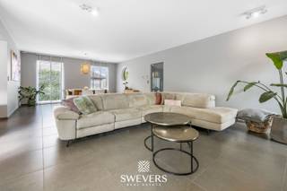 Interesse? Meer informatie op www.SWEVERS.be. - Deze instapklare open bebouwing uit 2008 ligt in een rustige, groene omgeving in Lummen, op...