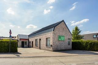 <p><strong><span>Commercieel pand met tal van mogelijkheden in Wanzele</span></strong></p>
<p><span>Bent u op zoek naar een eigendom met veel potentieel? Dan is dit commercieel pand in Wanzele zeker een bezoek waard.</span></p>
<p><span>Het pand is momenteel vergund en ingericht als een commercieel pand en beschikt over een ruime zaal van maar liefst </span><strong><span>210 m²</span></strong><span>. Dankzij de royale oppervlakte leent het zich uitstekend voor diverse commerciële activiteiten, zoals horeca, evenementen, een showroom, praktijkruimte, kantoor of andere ondernemingsactiviteiten.</span></p>
<p><span>Daarnaast biedt deze eigendom interessante mogelijkheden voor wie op zoek is naar een renovatieproject. Mits het verkrijgen van de nodige stedenbouwkundige vergunningen en een </span><strong><span>bestemmingswijziging</span></strong><span> kan het pand worden omgevormd tot een ruime en comfortabele gezinswoning. Zo creëert u een eigendom volledig naar eigen smaak en wensen.</span></p>
<p><span>Dankzij de veelzijdigheid en het grote potentieel vormt deze eigendom een interessante opportuniteit voor zowel ondernemers, investeerders als particulieren die op zoek zijn naar een pand met toekomstmogelijkheden.</span></p>
<p><strong><span>Interesse?</span></strong><span> Neem gerust contact op met Els voor meer informatie of een bezoek ter plaatse. Bel </span><strong><span>0472 61 58 67</span></strong><span> of mail naar </span><strong><span>els@cornelis-goeman.be</span></strong><span>.</span></p>