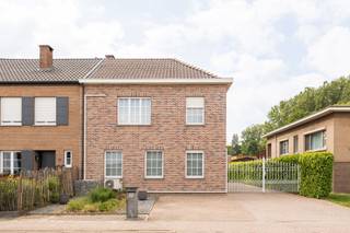 Voor meer informatie of om een bezoek in te plannen, neem contact op via 016199345 of via pieter.maes@homixx.be.<br /><br />Bent u op zoek naar een energiezuinige gezinswoning op een toplocatie in Heist-op-den-Berg? Dan is deze woning iets voor u! Enkele van de vele troeven:<br />- Uitstekende EPC-score (B), dankzij o.m. hoogrendementsketel op gas, airco-units en 12 zonnepanelen;<br />- Gelegen op een boogscheut van het centrum van Heist-op-den-Berg, vlakbij de dichtstbijzijnde supermarkt, scholen, etc.;<br />- Diepe, onderhoudsvriendelijke tuin;<br />- Garagebox die kan fungeren als werkruimte, autostaanplaats, ...;<br />- Asbestveilig;<br />- Overal rolluiken;<br />- ...<br /><br />INDELING:<br />- Gelijkvloers: inkomhal met ruimte voor vestiaire, gastentoilet, ruime woonkamer, mooi ingerichte keuken (van waaruit u een mooi zicht heeft op de tuin), wasplaats en kelder. Buiten bevindt zich een gezellig terras en een uitstekend onderhouden tuin, ideaal voor spelende kinderen of dé plek waar u in alle privacy kan genieten van de rust. Verder is er nog een polyvalente garage.<br />- Verdieping: drie ruime slaapkamers en een vernieuwde badkamer met dubbele lavabo, ligbad, inloopdouche en tweede toilet. Via een uitschuifbare trap in de overloop heeft u toegang tot de zolder, die nog kan dienen als extra bergruimte.<br /><br />Kan u niet wachten om deze woning te bekijken? Plan dan snel uw bezoek in!