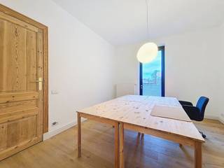 Ces magnifiques espaces de bureaux à louer sont situés dans un petit centre d'affaires très caractéristique de Gand. Les hauts plafonds et le...