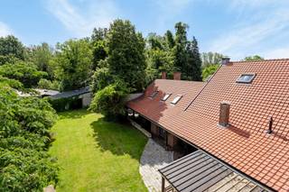 Prachtige hoeve te koop op een perceel van 22 are!Deze hoeve is volledig gestript en gerenoveerd vanaf 2012-....Via de grote houten poort kom je op...