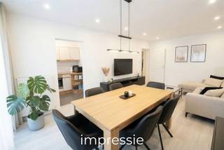 Dit centraal gelegen gelijkvloers appartement is ruim en praktisch ingedeeld, met een woonkamer vooraan, ingerichte keuken met recente toestellen, ruime hal, apart toilet, moderne badkamer met douche, 2 ruime slaapkamers, een ruime berging / hobbyruimte / strijkkamer en nog een extra kamer die dienst kan doen als bureauruimte of extra opbergruimte bv. Veel ruimte dus! Er is tevens een tuintje aanwezig (dit is een derde deel van de grote tuin die achter het gebouw ligt). Nog pluspunten: ELEKTRICITEIT EN EPC CONFORM (B label) - driedubbele beglazing. Zeer gunstig en centraal gelegen, op wandelafstand van (buurt) winkels (ambachtelijke slager, kruidenier, bakker), apotheker, winkelstraten, station, scholen, parken. Je zit ook zo op de ring en er is een vlotte verbinding naar de E34. Niet gelegen in een overstromingsgebied. P-score: B - G-score: B. Geen erfgoed.