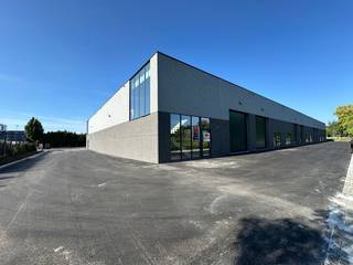 Nieuwbouw KMO-unit met een oppervlakte van 223 m² en 26 m² mezzanine te koop vlak bij de Meensesteenweg met een onmiddellijke verbinding naar de...