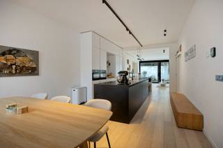 Super gelegen woning in het ‘Nieuw Kwartier’, te Constantin Meunierstraat.<br /><br />De woning werd in 2024 volledig vernieuwd, dak, ramen, alle technieken,…. <br />Deze gezinswoning omvat op de gelijkvloerse verdieping een karaktervolle inkomhal, een zeer ruime en gezellige woonkamer met ruime eetplaats en volledig uitgeruste keuken. Via de woonkamer bereiken we de onderhoudsvriendelijke stadstuin. Tot slot vinden we op deze verdieping nog een apart toilet. <br />Op de 1ste verdieping vinden we 2 ruime slaapkamers (14,6 &amp; 16 m²), op deze verdieping vinden we ook nog een badkamer met ligbad en ruim lavabo meubel. De slaapkamer aan de achterkant heeft nog een prachtig en ruim dakterras. <br /><br />Op de 2de verdieping vinden we nog 2 ruime slaapkamer (14 &amp; 29 m²), alsook een douchekamer met inloopdouche, lavabo en toilet. De grote slaapkamer is een duplex kamer met nog een stockage zolder. Ideaal als dressing, hobbykamer, opbergruimte, ...<br />Tot slot beschikt de woning over een droge stockage kelder. <br />De EPC is A, elektriciteit is conform, de woning is uitgerust met 6 885 wp aan zonnepanelen en recent werd er airco geïnstalleerd. Tot slot is er een regenwaterput.<br />De woning is volledig asbest vrij!