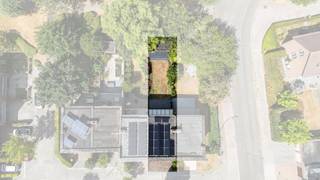 <p><span>Energiezuinige bel etage woning met 3 slaapkamers gelegen in een groene omgeving</span></p><p><span> </span></p><p><span>Ontdek deze recent gerenoveerde en energiezuinige woning (EPC A) met 3 slaapkamers, ideaal gelegen in een rustige woonstraat in Burcht. De woning bevindt zich in een groene en gezinsvriendelijke omgeving, vlak bij de Scheldedijk, het Burchtse Weel en diverse wandel- en fietsroutes. Dankzij de vlotte verbinding met de E17, de N70 en Antwerpen geniet u hier van een perfecte combinatie van rust, natuur en bereikbaarheid. Een instapklare woning waar comfort, duurzaamheid en woonkwaliteit centraal staan.</span></p><p><span> </span></p><p><span>Indeling </span></p><p><span> </span></p><p><span>Gelijkvloers</span></p><p><span> </span></p><p><span>- Een ruime inkomhal op een tegelvloer die toegang verleent tot de garage en het gastentoilet. </span></p><p><span>- Een ruime garage van 21m² met een automatische poort, eveneens is de garage voorzien van ingemaakte kasten.</span></p><p><span>- Achterliggend bevinden zich 2 ruime bergingen met aansluiting was machine/droogkast en geeft deze ruimte toegang tot de tuin.</span></p><p><span>- Een zonnige Oost gelegen tuin met tuinhuis en overkapping, met weinig inkijk en achterliggend een rustige groenzone. </span></p><p><span> </span></p><p><span>1ste verdieping</span></p><p><span> </span></p><p><span>- Op de eerste verdieping bevind zich een ruime lichtrijke leefruimte met open keuken (43m²)</span></p><p><span>- De keuken is voorzien van een vatwasser en inductie kookplaat. </span></p><p><span>- Aansluitend op de leefruimte en keuken vinden we een gezellig terras met prachtig uitzicht van 9m²</span></p><p><span> </span></p><p><span>2e Verdieping</span></p><p><span> </span></p><p><span>- Hier bevinden zich 3 slaapkamers van 7, 14,5 en 14m² </span></p><p><span>- Ook bevind zich hier de badkamer die is voorzien van handoekdroger, lavabo, toilet en een inloopdouche. </span></p><p><span> </span></p><p><span>Extra </span></p><p><span> </span></p><p><span>20 zonnepanelen en een thuis batterij van 10KW</span></p><p><span>Asbestveilig</span></p>