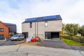 Zeer ruime nieuwbouw driegevel woning (263m² bebouwde oppervlakte) met in totaal 5/6 slaapkamers en 1/2 bureau(s), op een mooi perceel van 4a...