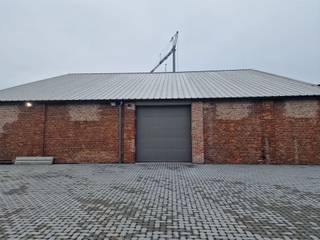 Zoekt u extra opslagruimte of wenst u uw KMO verder uit te breiden, dan is dit totaal vernieuwde magazijn misschien wel iets voor u.Gelegen op de as...