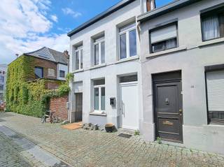 In de rustige en verkeersarme wijk "het Looks" ligt deze fijne, eventueel nog wat op te frissen woning.<br />De Nete en de groene gordel van Lier zijn vlakbij evenals winkels, openbaar vervoer en scholen.<br /><br /><span><strong>Gelijkvloers</strong></span><br />Je komt binnen in de lichtrijke en gezellige leefruimte met een open en ruimtelijk gevoel.<br />De deels ingerichte keuken, het toilet en een praktische berging bevinden zich achter de leefruimte.<br />Achteraan de toiletruimte zijn ook de aansluitingen voor wasmachine en droogkast aanwezig.<br /><br /><span><strong>1 ste verdieping</strong></span><br />Op deze verdieping bevindt zich vooraan de eerste slaapkamer.<br />Verder is er op deze verdieping de ruime badkamer met lavabo en douche.<br /><br /><span><strong>Zolderverdieping</strong></span><br />Een grote afgewerkte zolder biedt ruimte voor een grote 2e slaapkamer van meer dan 20 m².<br />Deze is te bereiken via de vaste trap.<br /><br /><strong>Bijzonderheden.</strong><br />Geen renovatieverplichting.<br />Elektriciteit is conform.<br />Perfecte ligging nabij centrum en Sionsvest.<br />Privatieve, achter de woning gelegen, open staanplaats voor fietsen en vuilnis.