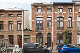 Op een goede locatie nabij het centrum van Mechelen bevindt zich deze ruime, gerenoveerde woning met 3 slaapkamers en stadstuin. U bevindt zich hier op wandelafstand van winkels, scholen, eet-en drankgelegenheden en het openbaar vervoer. <br /><br />We betreden de woning via de inkomhal waarlangs we de leefruimte bereiken, dewelke ingericht kan worden met een aparte zithoek en eetkamer. Langs de leefruimte bevindt zich de vernieuwde keuken, voorzien van de voornaamste toestellen. Langs de keuken bevindt zich een eerste badkamer, voorzien van douche, lavabo en toilet. Via de keuken heeft u toegang tot het overdekte terras en stadstuin. Via de nachthal op de eerste verdieping heeft u toegang tot twee ruime slaapkamers. Op de tweede verdieping beschikt u over een ruime slaapkamer met badkamer voorzien van douche, lavabo en toilet.<br />Ten slotte beschikt de woning nog over een kelder die u kunt gebruiken als extra opslagruimte.<br /><br />Dit is een uitstekende opportuniteit als u op zoek bent naar een ruimere woning met 3 slaapkamers op een goede locatie te Mechelen. Contacteer ons voor meer informatie op 0479 13 63 69 of neem een kijkje op www.boonstravastgoed.be .<br /><br />Bijzonderheden:<br />- Gerenoveerd<br />- 3 slaapkamers<br />- Vlakbij centrum Mechelen