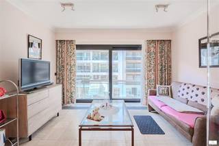 Welkom in dit moderne en intelligent ingerichte studio in het hart van Middelkerke. Dit compacte en efficiënt ontworpen pied-à-terre van 42 m² biedt het perfecte onderkomen voor wie houdt van strandnabijheid en stadsleven.Het appartement beschikt over een ruim en licht woongebied met open indeling, ideaal voor een jong beroepspubliek of investeerders. De geïntegreerde keuken is voorzien van gelijktijdige kwaliteitsapparatuur, terwijl de moderne woonruimte zich naadloos verbindt met een functioneel slaapgedeelte.Bijzonderheden zijn onder meer een volledig uitgeruste badkamer met inloopdouche en praktische opbergruimte. De compacte indeling maximaliseert elk vierkante centimeter zonder concessies aan comfort of functionaliteit.Dit appartement geniet van een uitstekende ligging op een levendige locatie met directe toegang tot winkels, restaurants en strandfaciliteiten. De grote ramen bieden groen licht en uitzicht op de drukke straat, wat karaktervol Middelkerke-levensgevoel weerspiegelt.Perfect voor wie een laagdrempelige, onderhoudsvriendelijke woning zoekt dicht bij zee met alles wat het stadscentrum te bieden heeft. Een ideale investering of permanente werkplek voor wie van kustleven droomt.