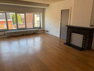 Dit appartement is gelegen in de residentiële Regelsbruggestraat in Aalst, op de eerste verdieping in een kleinschalige residentie. Er is een ruime inkomhal (ruimte voor vestiaire), een lichtrijke woonkamer met aansluitend terras, een splinternieuwe keuken met berging, twee ruime slaapkamers (waarvan eentje met terras), een badkamer en een toilet. In de prijs is ook een extra berging begrepen in de kelderverdieping van het gebouw. Er is overal dubbel glas (PVC) en de verwarming is op aardgas. Er is geen externe syndicus aanwezig en ook geen lift, waardoor de gemeenschappelijke kosten zeer laag zijn.