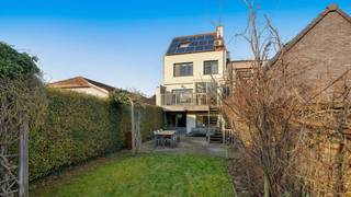 Prachtige woning met 3 à 4 slaapkamers, 2 badkamers, een zonnige tuin en een diepe garage, rustig gelegen in het mooie Lissewege. Deze tijdloze bel-étage beschikt over een mooi woonvolume dat zich uitstrekt over 4 bouwlagen. <br /><br />Stevige structuur met betonnen gewelven en helemaal mee op gebied van energie. <br />Zo geniet u van 14 zonnepanelen, centrale verwarming op aardgas, PVC ramen met HR glas, airco, ... Kortom: volledig instapklaar.<br /><br />Indeling: <br />Op het gelijkvloers een aangename inkomhal met toegang tot een zeer mooie bureau-ruimte met zicht op de tuin. Heerlijk om thuis te werken. Verder nog een zeer diepe garage van +9 meter. Een absoluut comfort als autobergplaats, wasplaats, fietsenstalling, opbergruimte, etc. ...<br /><br />Op het eerste verdiep een zalige woonkamer met enorm veel licht. Aansluitend een mooie en volledig uitgeruste keuken met een leuke connectie naar het buitenterras. Het terras bevindt zich pal in het zuiden, en dit in combinatie met de nodige rust en privacy. Gastentoilet op de hall.<br />Op de tweede verdieping zijn er 2 à 3 slaapkamers en een ruime badkamer met inloopdouche en toilet.<br />Op de bovenste verdieping een prachtige masterbedroom met het rustieke dakgebinte als eye-catcher. De masterbedroom heeft zijn eigen ensuite badkamer met douche en toilet.<br /><br />Een zeer mooi aanbod in het pittoreske Lissewege. Vlotte verbinding naar Brugge, Knokke, ...<br /><br />Bezoeken of meer informatie?<br />Contacteer Sacha Vanrafelghem op GSM 0487/43.79.10.