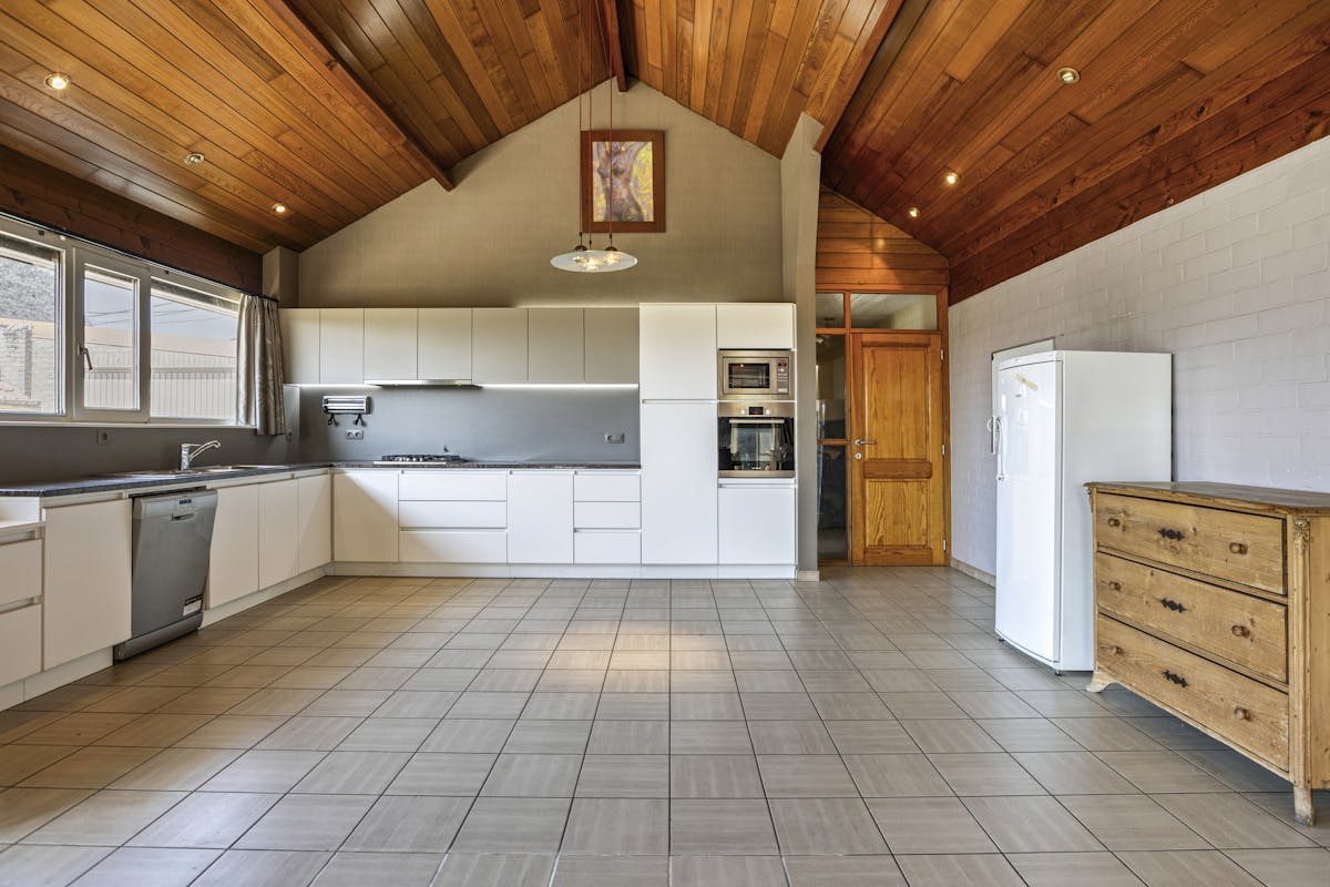 Ruime woning met 5 slaapkamers, tuin en garage te Lo-Reninge. - foto 4