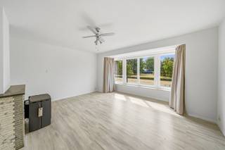 In Oostende bevindt zich dit ruime appartement op de eerste verdieping van een verzorgd gebouw uit 1965. Met een bruikbare vloeroppervlakte van 103 m² biedt deze woonst een aangename combinatie van ruimte, functionaliteit en comfort, waardoor ze zowel geschikt is voor eigen bewoning als voor een interessante investering.<br /><br />Via de inkomhal bereikt u de lichtrijke leefruimte, waar de erker voor een aangename lichtinval zorgt. De gezellige woonkamer is afgewerkt met een laminaatvloer, beschikt over een gaskachel en een tv-aansluiting en vormt een aangename plek om te ontspannen. Aansluitend bevindt zich de praktische keuken, uitgerust met een oven, keramische kookplaat, dampkap, koelkast, vaatwasmachine en spoelbak. Dankzij de aangrenzende berging is er bovendien voldoende extra opbergruimte aanwezig.<br />Het appartement beschikt over twee volwaardige slaapkamers. De eerste slaapkamer geeft rechtstreeks toegang tot het achterterras, terwijl de tweede slaapkamer eveneens ruim is en voorzien is van een gasboiler van 180 liter. De badkamer is praktisch ingericht met een douchecabine, lavabo, toilet en ventilatie.<br />Aan de voor- en achterzijde van het appartement bevinden zich balkons, zodat u op elk moment van de dag van een buitenruimte kunt genieten. De PVC-ramen met dubbele beglazing dragen bij aan het wooncomfort en de elektrische installatie werd conform gekeurd tot 2042. Met een EPC-score van 262 kWh/m² per jaar (energielabel C) biedt deze eigendom bovendien een degelijke energieprestatie. Tot slot beschikt het gebouw over een gemeenschappelijke fietsenberging <br /><br />De ligging is een absolute meerwaarde. In de onmiddellijke omgeving vindt u winkels, scholen, openbaar vervoer en alle dagelijkse voorzieningen. Ook het strand, de Zeedijk en het bruisende stadscentrum van Oostende bevinden zich op korte afstand, waardoor u optimaal kunt genieten van alles wat de kuststad te bieden heeft.<br /><br />Bent u op zoek naar een ruim en instapklaar appartement met een uitstekende ligging in Oostende? Neem dan vandaag nog contact op voor meer informatie of een bezoek ter plaatse en ontdek zelf de vele troeven van deze eigendom.