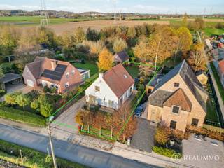 Deze landelijke woning geniet van een uitzonderlijk rustige ligging in Avelgem, terwijl scholen, winkels, horeca en belangrijke verbindingswegen...