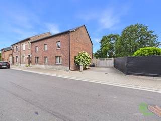 <p><span>Op een mooi perceel van 11 are 3 ca in het rustige Buvingen vindt u deze halfopen bebouwing met een uitstekende zuidgerichte tuin. </span></p><p><span>De woning combineert een aangename leefruimte met tal van mogelijkheden om ze verder naar uw eigen wensen in te richten. </span></p><p><span>Dankzij de ruime indeling, de vergunde veranda en de grote zolder is er bovendien voldoende potentieel om extra woonruimte te creëren.</span></p><p><span> </span></p><p><span>De centrale, open keuken werd volledig vernieuwd in 2016 en vormt het hart van de woning. Aansluitend bevinden zich de lichtrijke eetkamer en gezellige leefruimte, terwijl de praktische wasplaats extra comfort biedt. </span></p><p><span>Op de verdieping zijn er drie slaapkamers, een badkamer met inloopdouche en een bijkomende ruimte die perfect dienst kan doen als bureau, dressing of berging. </span></p><p><span>De ruime zolder biedt de mogelijkheid om een vierde slaapkamer of een extra hobbyruimte in te richten.</span></p><p><span> </span></p><p><span>Ook buiten is het heerlijk genieten. Het ruime terras aan de woning en de recente overkapping bij het nieuwe tuinhuis vormen de ideale plekken om te ontspannen of gasten te ontvangen. </span></p><p><span>De volledig omheinde tuin biedt veel privacy, terwijl de grote bomen op warme dagen voor aangename natuurlijke schaduw zorgen. </span></p><p><span>Via de brede poort naast de woning bereikt u de achterliggende parkeerzone, waar meerdere wagens veilig op eigen terrein kunnen staan. Ook voor de poort is er een ruime oprit met extra parkeergelegenheid.</span></p><p><span>In 2026 werden zowel het dak als het stijlvolle tuinhuis met overkapping vernieuwd, wat deze woning een belangrijke meerwaarde geeft. Bovendien bevindt ze zich op wandelafstand van openbaar vervoer en op korte afstand van scholen, winkels en het centrum.</span></p><p><span> </span></p><p><span>Pluspunten:</span></p><p><span>- EPC label C</span></p><p><span>- elektriciteit conform</span></p><p><span>- nieuw dak</span></p><p><span> </span></p><p><span>De vermelde bewoonbare oppervlakte is de netto-oppervlakte van de woning met uitzondering van de zolder en bijgebouwen.</span></p>