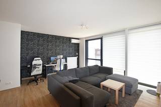 <strong>Prachtig nieuwbouwappartement te huur te Wommelgem</strong><br /><br />Het appartement is gelegen op de tweede verdieping van een kleinschalig gebouw. <br /><br />Via de inkomhal bereikt men de leefruimte met een mooie, verzorgde open keuken die volledig geïnstalleerd is met de nodige toestellen.<br />De leefruimte geeft tevens toegang tot het terras.<br /><br />Verder zijn er 2 slaapkamers (12 m²/9 m²) en een badkamer voorzien van inloopdouche, wastafel en handdoekverwarmer.<br /><br />Tevens is er een berging aanwezig en apart toilet.<br /><br />Tot slot is er nog een bovengrondse autostaanplaats in de prijs inbegrepen.<br /><br />Pluspunten:<br />* Lift <br />* Terras<br />* Bovengrondse autostaanplaats<br />* Gezellige open keuken<br />* Airco<br /><br /><strong>Heeft u interesse om dit appartement te huren? <br />Stel uzelf snel kandidaat via onze website www.vbvastgoed.be met de groene knop "Ik ben kandidaat".</strong>