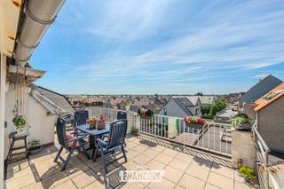 Deze instapklare penthouse is gelegen op de derde verdieping in de IJzerlaan in Middelkerke, op een aangename locatie vlak bij het centrum. Dankzij de recente renovaties, de ruime indeling en de uitzonderlijke buitenruimtes is dit een ideale woonst als vaste verblijfplaats, tweede verblijf of investering.<br /><br />Het appartement beschikt over een lichtrijke leefruimte, een ruime slaapkamer en is instapklaar, waardoor u zonder zorgen onmiddellijk kunt intrekken.<br /><br />De absolute blikvanger van deze penthouse is het gigantische zonnige terras met open zicht, waar u in alle rust kunt genieten van de buitenlucht.<br /><br />Er geld geen renovatieverplichting (EPC C) en de elektriciteit is conform gekeurd.<br /><br />De combinatie van de recente verbeteringswerken, het royale terras en de centrale ligging maakt van deze penthouse een unieke opportuniteit in Middelkerke.<br /><br />Voor meer informatie of een bezoek kunt u contact opnemen met Inti via inti@immofrancois.be of 0499 74 89 74.<br /><br />In het gebouw is geen lift aanwezig. <br /><br />