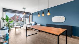 <p>Welkom aan de Zonnestraat 9/2.3 te Lummen, waar dit verzorgd appartement uit 2004 u meteen zal verrassen door zijn ruimte en lichtinval. Met een bewoonbare oppervlakte van <strong>99 m²</strong> en een <strong>EPC Label B</strong> is dit een ideale woonst voor wie comfortabel en energiezuinig wil wonen.</p>
<p>De lichtrijke woonkamer vormt het hart van het appartement en geeft rechtstreeks toegang tot het <strong>zuidgericht terras</strong>, waar het heerlijk vertoeven is. Aansluitend bevindt zich de keuken, wat zorgt voor een aangename en praktische leefruimte.</p>
<p>Het appartement beschikt over <strong>3 volwaardige slaapkamers</strong> en een <strong>recent gerenoveerde badkamer</strong>, waardoor u zonder zorgen kan verhuizen.</p>
<p>Daarnaast is er ook een <strong>ondergrondse parkeerplaats inbegrepen</strong> in de prijs, wat zorgt voor extra comfort.</p>
<p>Gelegen in het centrum van Lummen geniet u hier van een uitstekende ligging met winkels, scholen en verbindingswegen in de directe omgeving. Lummen staat bekend om zijn centrale ligging en aangename woonomgeving.</p>
<p>Dit appartement is <strong>instapklaar</strong> en ideaal voor starters, investeerders of mensen die bewust kleiner willen gaan wonen.</p>
<p>📞 Interesse of een bezoek plannen?<br />Contacteer Niels via 0488 33 81 47</p>
<p><strong><span><span>We Invest Demervallei</span></span></strong><br />Vastgoed Anders Bekeken</p>