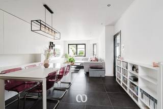 INSCRIVEZ-VOUS POUR LA PREMIÈRE VISITE DU MERCREDI 30 JUILLET VIA NOTRE SITE WEB !<br /><br />Êtes-vous à la recherche d'une maison entièrement rénovée et prête à habiter avec quatre chambres au centre de Brakel ? Trouvé !<br /><br />L'emplacement central, les espaces de vie spacieux et lumineux, les quatre chambres à coucher complètes et l'espace extérieur confortable avec cuisine extérieure et mancave ne sont que quelques-uns des nombreux atouts que l'on trouve ici. De plus, la maison est équipée de panneaux solaires et est entièrement prête à emménager.<br /><br />DISPOSITION :<br /><br />RDC :<br />Vous entrez dans la maison par le hall d'entrée spacieux avec des placards intégrés et des toilettes pour invités. De là, vous arrivez dans le salon lumineux avec coin salon confortable et salle à manger. La cuisine ouverte est le cœur de la maison et offre de la place pour une deuxième salle à manger. Il y a aussi un débarras pratique et une buanderie séparée.<br /><br />1er étage :<br />Le grand palier donne accès à deux chambres à coucher complètes et une salle de bains moderne équipée d'une baignoire, d'une douche à l'italienne, de toilettes et d'un lavabo.<br /><br />2e étage :<br />Par l'escalier fixe, vous accédez au deuxième étage, où se trouvent deux chambres à coucher supplémentaires. Idéal comme chambres à coucher, bureau ou espace de loisirs.<br /><br />CAVE :<br />La maison dispose d'une cave spacieuse et sèche qui offre beaucoup d'espace de stockage supplémentaire.<br /><br />EXTÉRIEUR :<br />Cette maison a aussi beaucoup à offrir à l'extérieur. Ici, vous pourrez profiter d'un espace terrasse agréable avec un abri de jardin, une cuisine extérieure et une mancave confortable : l'endroit idéal pour se détendre et passer des moments agréables avec des amis et de la famille.<br /><br />La maison est chauffée par chauffage central au gaz naturel avec des radiateurs et est également équipée de panneaux solaires.<br /><br />Vous vous voyez déjà vivre dans cette maison prête à emménager au cœur de Brakel ? Alors n'hésitez pas et contactez-nous dès aujourd'hui pour une visite !