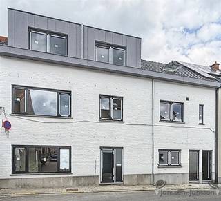 <p><span>Welkom in deze luxe studentenkamer in het hart van Heverlee, ideaal voor wie op zoek is naar een combinatie van rust en studeren. Een ruime studentenkamer met een bewoonbare oppervlakte van 17m² en hoogwaardig ingericht.</span></p><p><span>Bij binnenkomst treft u een lichte en uitnodigende ruimte, met strakke moderne afwerkingen die een echt thuisgevoel creëren. Deze luxe kamer heeft een directe toegang tot de gemeenschappelijke tuin.</span></p><p><span>De slaapkamer is praktisch ingericht met voldoende opbergruimte en biedt directe toegang tot een stijlvolle badkamer met moderne voorzieningen waarmee u een moment van ontspanning krijgt na een lange dag.</span></p><p><span>Koken kan je doen in de gemeenschappelijke keuken die uitgerust is van alle comfort. De kamer beschikt ook over een ontbijtblok uitgerust met frigo en microgolfoven.</span></p><p><span>Een luchtje scheppen kan je in de prive tuin achteraan. De fietsenstalling is bereikbaar vanuit de inkomruimte.</span></p><p><span>Gelegen in een rustige buurt, maar toch dicht bij alle nodige voorzieningen, biedt deze Luxe studentenkamer het beste van beide werelden. Dichtbij Campus Heverlee, Ku Leueven en Imec.</span></p><p><span>Het station van Heverlee is op wandelafstand.</span></p><p><span>Interesse? Stuur dan snel een mail naar <span>Johanjacobs@janssenenjanssen.be</span></span><span> of neem contact op via het nummer 0497/44 04 10.</span></p><p><span> </span></p><p><span>De verkoopprijs is exclusief alle taxen, registratierechten etc.</span></p><p><span> </span></p>