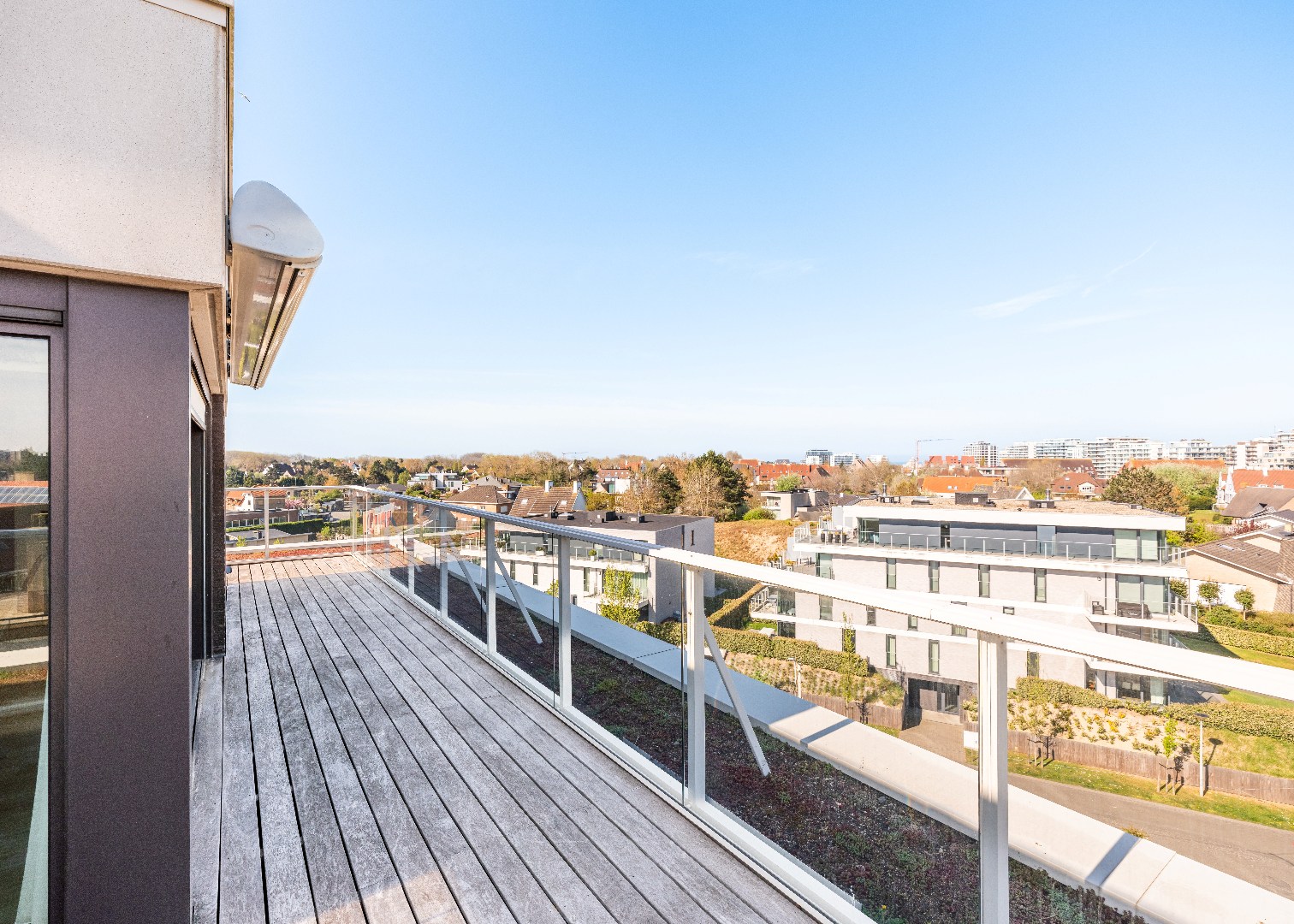 UITSTEKEND GELEGEN LICHTRIJKE PENTHOUSE MET 2 SLAAPKAMERS EN RONDOMROND RUIME ZONNETERRASSEN IN DE RECENTE RESIDENTIE PADDOCK I OP EEN BOOGSCHEUT VAN HET STRAND - foto 4
