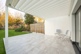 TOEKOMSTGERICHT GELIJKVLOERS APPARTEMENT MET TUINDankzij de warmtepomp, zonnepanelen en thuisbatterij geniet je hier van een uiterst energiezuinig...