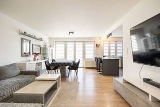 <p>Looking for a move-in ready apartment? Check. Within walking distance of parks? Check. Close to downtown yet easily accessible? Check. Discover this apartment on a one-way street between Boekberg Park and Te Boelaar Park in sought-after Deurne South.</p><p>Sports-minded? The Rivierenhof is just a few minutes' walk away. Tennis literally plays in your backyard. For daily shopping, baker, butcher, convenience stores and supermarkets are nearby. And those who love an evening out will find trendy cafes and tasteful restaurants within walking distance. Moreover, you live here ideally near Singel and Ring - easily accessible yet quiet.</p><p>Why you want to live here:<br />-    Ideal location at Boelaarpark <br />-    Total renovation in 2019 <br />-    Balcony for your daily dose of outdoor air<br />-    Techniques and insulation up to date<br />-    Possibility to buy a luxurious garage box (€ 38,000)</p><p>The state of the art renovated apartment is located on the 2nd and highest floor of a stylish building and accessible by stairs.</p><p>The entrance hall, equipped with separate toilet and laundry room, leads to the living space with open kitchen equipped with Siemens appliances and on light parquet floor. The large windows provide wonderful light. <br />At the quiet front are the 2 bedrooms that share a bathroom. The bathroom is finished with a spacious walk-in shower and sink with lighted mirror.</p><p>The roof is conformably insulated. Conforming electricity. Very low general expenses. Individual meters.<br />Possibility to purchase the luxury garage box on the ground floor at €38,000.</p><p>Curious for more? Make an appointment soon!</p>