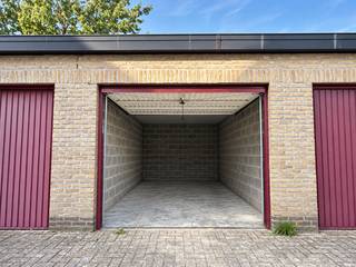 <p>Dit net gerenoveerde en energiezuinige appartement, gelegen op de eerste verdieping aan de Florastraat in De Pinte, beschikt over een gunstig EPC-label B en geniet van een ideale indeling.<br /><br />Voor meer informatie contacteer Ella@centeroffice.be of 0492 50 88 18. <br /><br />Bij het binnenkomen komt u terecht in de inkomhal, die toegang biedt tot de vernieuwde keuken en de lichtrijke leefruimte. De keuken is voorzien van alle nodige toestellen en sluit mooi aan bij het hedendaagse karakter van het appartement.<br /><br />Verder beschikt het appartement over een afzonderlijk toilet en een vernieuwde badkamer met dubbele lavabo en douche. In de badkamer is er eveneens een aansluiting voorzien voor een wasmachine.<br /><br />Daarnaast zijn er twee ruime slaapkamers, beide geschikt voor het plaatsen van een dubbel bed met kleerkast en/of bureau. Tot slot is er nog een praktische en ruime berging aanwezig, wat zorgt voor extra comfort en opbergruimte.<br /><br />Door de ligging nabij het station van De Pinte geniet u bovendien van een vlotte verbinding met de trein en een uitstekende bereikbaarheid naar belangrijke invalswegen, waaronder de E40 en E17.<br /><br />Bijhorend een garage en staanplaats. <br />EPC B: 126 kWh/(m² jaar)<br />Huurprijs 1150 euro + 60 euro gemeenschappelijke kosten. </p>