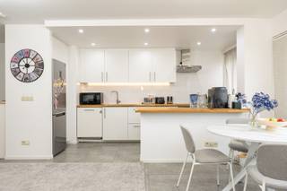 Ontdek dit lichtrijke en uitstekend onderhouden appartement op de 9de verdieping van een verzorgde residentie. Het appartement werd recent...