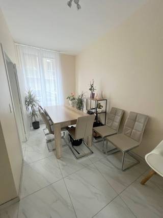 VRIJ RECENT GERENOVEERDE KNUSSE GEZINSWONING MET GROOT TERRAS hal, living met ingerichte moderne keuken,terras van 5 op 5, aparte w.c.1 ste verd   ...