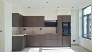 <p>Opgelet: bij interesse gelieve ons via dit zoekertje te contacteren in plaats van te telefoneren. Dankjewel!<br /><br />Ervaar het ultieme stadsleven in dit kwalitatief afgewerkte nieuwbouwappartement gelegen op de tweede verdieping (geen lift). De open keuken is volledig uitgerust met moderne inbouwapparatuur zoals een een elektrische kookplaat, koelkast, vaatwasser, oven en microgolfoven. Genieten van de buitenlucht doe je in alle rust op je eigen, ingesloten terrasje of juist daarbuiten in de levendige buurt. Om de hoek wachten je diverse restaurants, hippe koffiebars en de winkels op de nabijgelegen Meir. Met het Koningin Astridplein en het Centraal Station op een steenworp afstand vertrek je bovendien in een handomdraai met trein, metro, bus of Velo. Zin om de eerste bewoner te worden? Contacteer ons dan snel!</p>

<h2><strong><span>EXTRA INFO</span></strong></h2>

<p><span>Beschikbaar: onmiddellijk.<br />Aparte elektriciteits-, water- en gasmeter.<br />Aansluiting voor wasmachine en droogkast aanwezig.<br />35 euro maandelijkse kosten.</span><br /><span>3 maanden waarborg.<br />230 euro voor de plaatsbeschrijving.</span></p>

<p> </p>