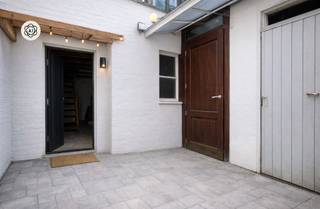 <p>Te renoveren woning met potentieel, goedgelegen op wandelafstand van CENTRUM Ronse. <br />Veel potentieel, ideaal voor handige harry's, of investeerders. Reeds opgemaakte renders en plannen beschikbaar.</p><p>INDELING: voorplaats, leefruimte, keuken, terras, badkamer en 2 slaapkamers.</p><p>Bezoek na afspraak met IMMO BEGUIN: info@immobeguin.be</p>