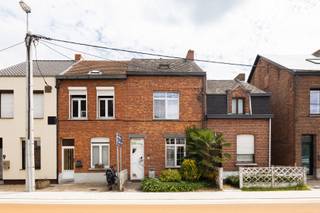 Meer info of een vrijblijvende waardebepaling van uw eigendom: jordi.broes@homixx.be of 016 199 340.<br /><br />Ontdek deze ruime gesloten bebouwing, strategisch gelegen op een boogscheut van het gezellige centrum van Bonheiden. <br />Deze gezinswoning combineert een functionele indeling met een uitstekend wooncomfort en een bewoonbare oppervlakte van maar liefst 174 m² op een mooi perceel van 235 m². Dankzij de conforme elektriciteit, gunstige EPC-score B, condenserende aardgasketel, dubbele HR beglazing, een goede algemene isolatie, de 10 zonnepanelen en de zonneboiler geniet u hier van een zeer energiezuinige thuis.<br /><br />Via de inkomhal betreden we de woning en ervaart u meteen een gevoel van licht en ruimte. <br />De royale leefruimte met bureauruimte loopt naadloos over in een goed geïnstalleerde keuken, wat de perfecte setting vormt voor gezellige gezinsmomenten. <br />Het gelijkvloers beschikt daarnaast over een 1ste badkamer (bad, douchekraan, dubbele lavabo &amp; wc) alsook een 1ste bureau/slaapkamer. <br />Achteraan hebben we toegang tot het aangename terras en de diepe zuidoosttuin.<br /><br />Op de 1ste verdieping biedt de woning nog eens 2 extra volwaardige slaapkamers en een 2de uitgeruste badkamer (bad, douchekraan, dubbele lavabo en 2de wc) en een praktische berging / wasplaats wat zorgt voor een optimaal comfort voor het hele gezin. <br />Op de 2de verdieping hebben we nog een laatste en 4de zolderkamer en het 3de wc.<br /><br />Een instapklare en ruime gezinswoning op een strategische locatie.