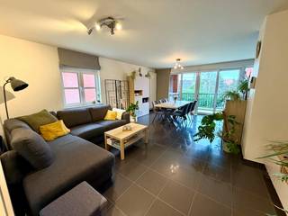 Ontdek dit rustig gelegen appartement in het hart van Hasselt. Dit pand biedt het beste van twee werelden: de dynamiek van de stad binnen handbereik en de rust van een aangename woonplek met een groen uitzicht. Alle winkels, restaurants en voorzieningen van het commerciële centrum van Hasselt bevinden zich op wandelafstand, wat deze locatie ideaal maakt voor wie van het stadsleven wil genieten. Zoekt u een comfortabel appartement om te huren in de hoofdstad van de smaak? Dan is dit vastgoed een uitstekende keuze. Er is voldoende parkeergelegenheid in de nabije omgeving. <br /><br />Dit instapklare appartement wordt momenteel te huur aangeboden en is perfect voor een single of koppel. <br /><br />Indeling:<br /><br />- inkomhal <br />- leefruimte<br />- uitgeruste keuken<br />- 2 slaapkamer<br />- badkamer <br />- apart toilet<br />- berging <br />- rustig terras<br /><br />De snelste manier om een bezoek te brengen aan dit appartement? Vraag je bezoek aan via de rode knop op onze website (www.dewaele.com) en je wordt gecontacteerd door één van onze collega's.<br /><br />Telefonisch kunnen er geen afspraken gemaakt worden. Bij andere vragen kun je ons telefonisch contacteren via 011 30 50 50.<br /><br />Tot binnenkort